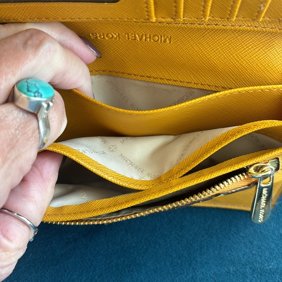 Michael Kors Continental wallet with 5 pockets, 7 card holders and change pocket - Picture 4 of 9